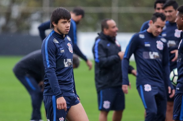 Atacante paraguaio, Romero, concentrado durante as atividades do dia