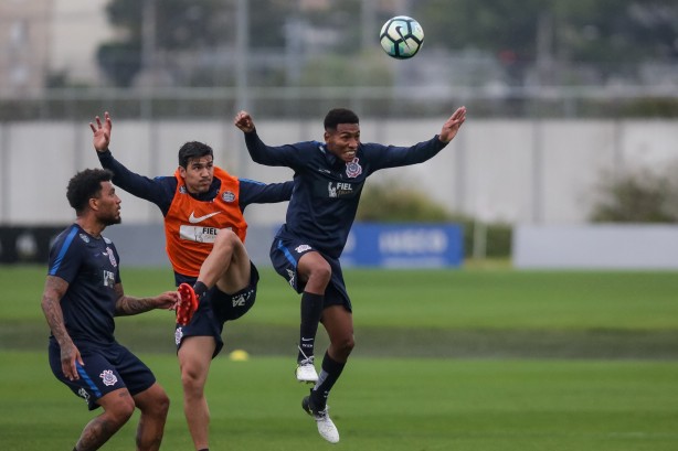 No treino desta quinta, os jogadores foram separados por Carille em dois grupos 