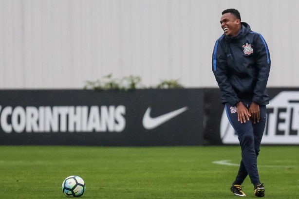 O artilheiro Jô, que também treinou, foi só sorrisos na tarde fria da Zona Leste