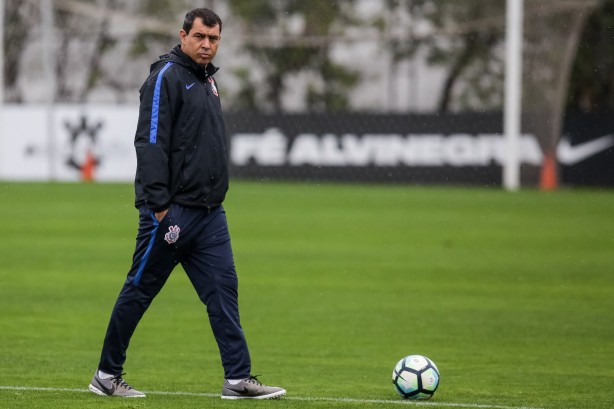 O técnico Fábio Carille comandou os trabalhos no CT Joaquim Grava nesta quinta-feira