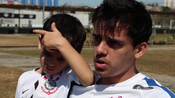 Henrique, o Fagninho, no colo do pai no incio da entrevista