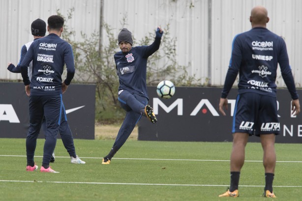 De volta aos trabalhos, o coletivo treino na manh desta segunda no CT Joaquim Grava