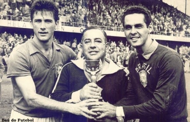 Gilmar, à direita, ao lado do técnico Feola e do capitão Bellini