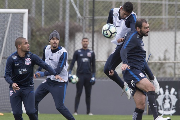 Léo Santos e Moisés devem aparecer no 11 inicial na ocasião