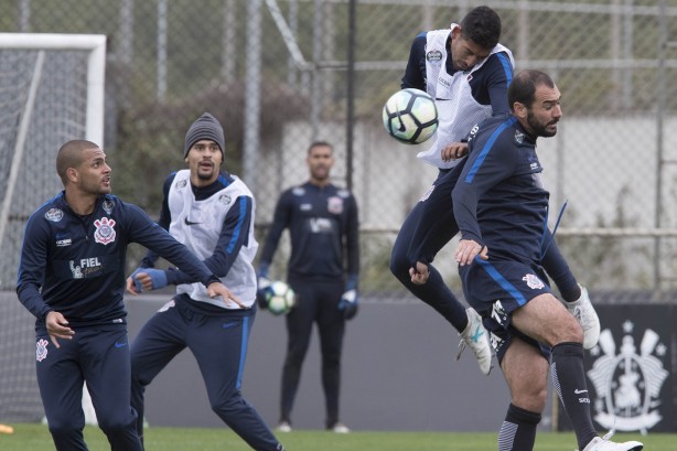 Lo Santos e Moiss devem aparecer no 11 inicial na ocasio