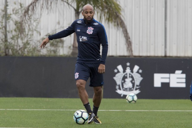 O Corinthians volta a treinar na manhã desta terça-feira e depois embarca para Santa Catarina
