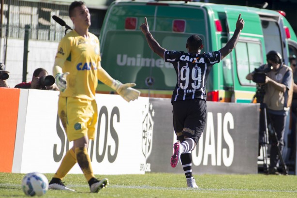 Vagner Love marcou um dos três gols no Brasileirão 2015