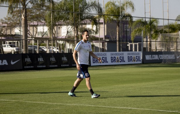 Meia Rodriguinho, que tambm deve ir a campo neste sbado, em treinamento