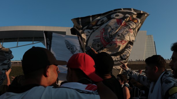 Fiel recepcionou ônibus dos jogadores com bastante festa