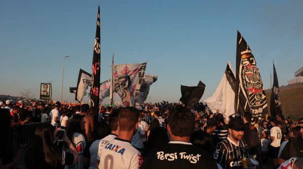 Fiel recepcionou ônibus dos jogadores com muita festa