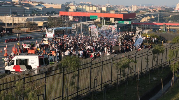 Fiel recepcionou ônibus dos jogadores com muita festa