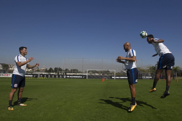 Jogadores reservas participaram de treino com bola no CT