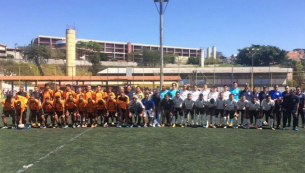 Corinthians enfileirado ao lado de time de várzea