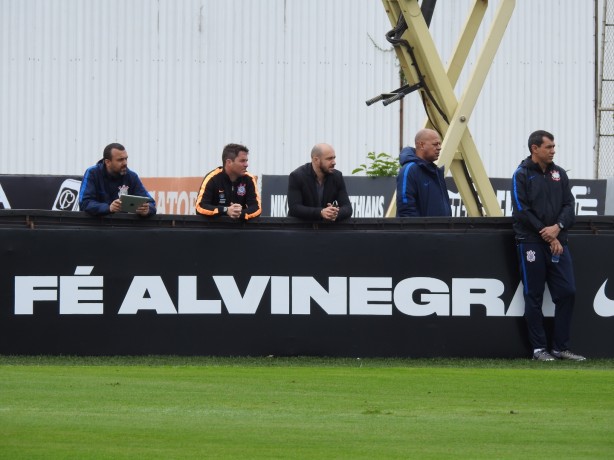Ao lado da comissão técnica, o gerente Alessandro acompanhou o jogo