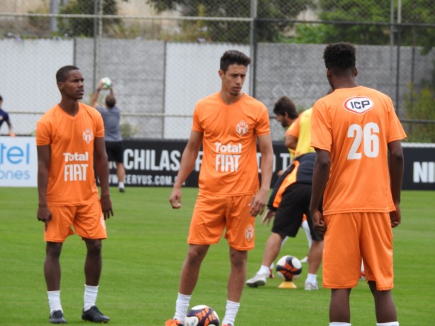 Jogadores do Atibaia antes da partida no CT Joaquim Grava