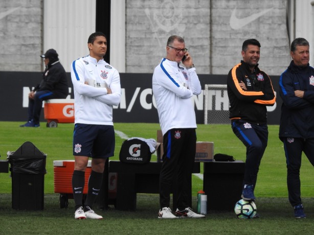 Zagueiro Pablo tambm acompanhou o duelo no primeiro tempo