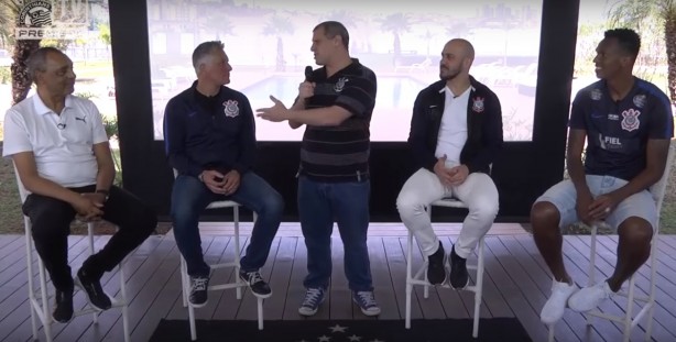 Jô participou de bate-papo descontraído ao lado de ex-jogadores do Timão