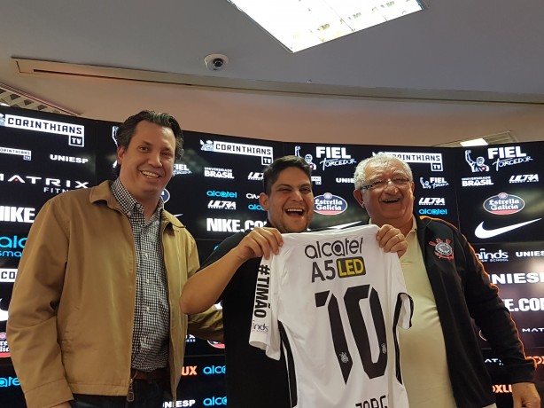 Jorge com a camisa oficial do Corinthians