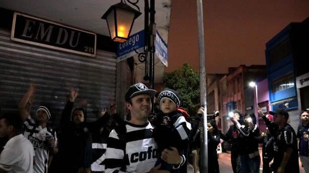 Na foto, criana com agasalho e touca de organizada do Corinthians