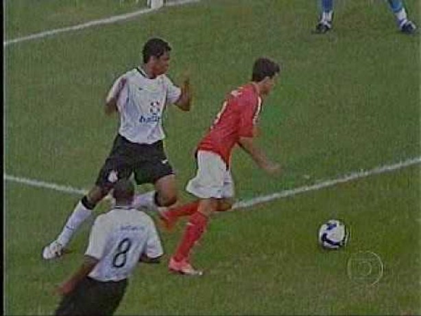 Nilmar marcou gol antolgico contra Corinthians em 2009