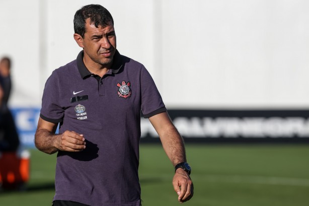 Fabinho, integrante da comissão técnica, treinou a defesa de uma das equipes alvinegras