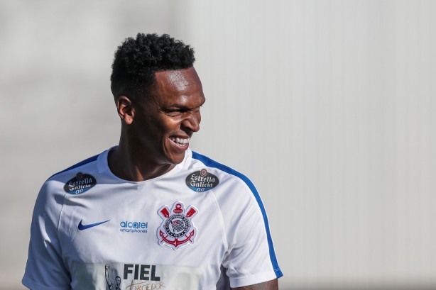 O artilheiro Jô também suou a camisa nesta segunda-feira