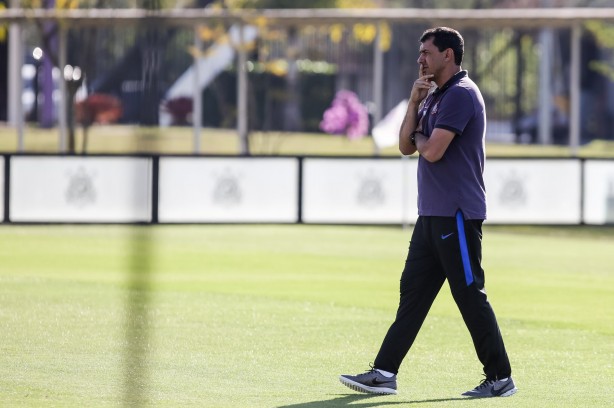 Técnico Fábio Carille concentrado durante as atividades do Timão