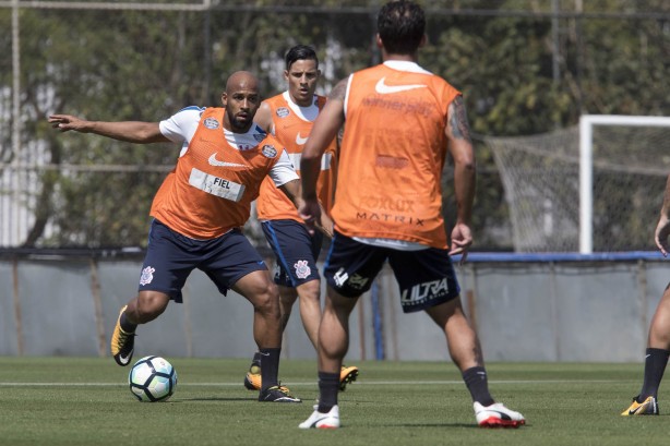 Jogadores reservas e titulares participaram de treino com bola no CT