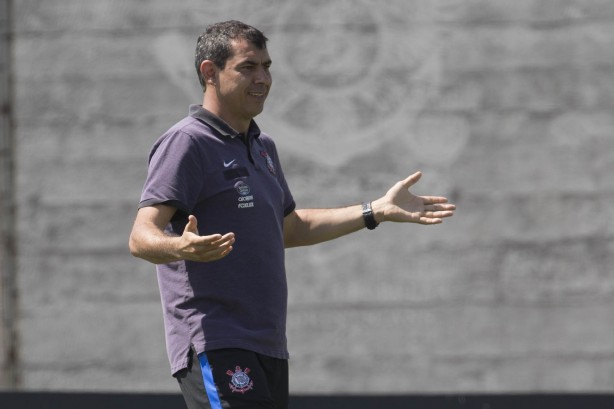 O técnico Fábio Carille comandou a atividade tática