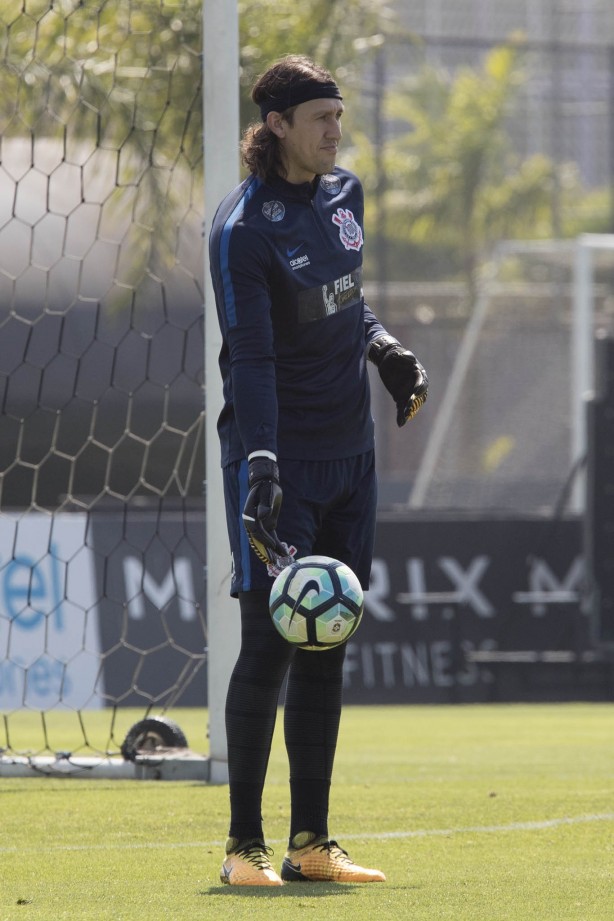 Goleiro titular, Cássio apareceu em campo