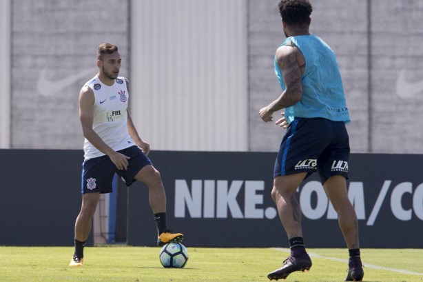 Jogadores reservas e titulares participaram de treino com bola no CT