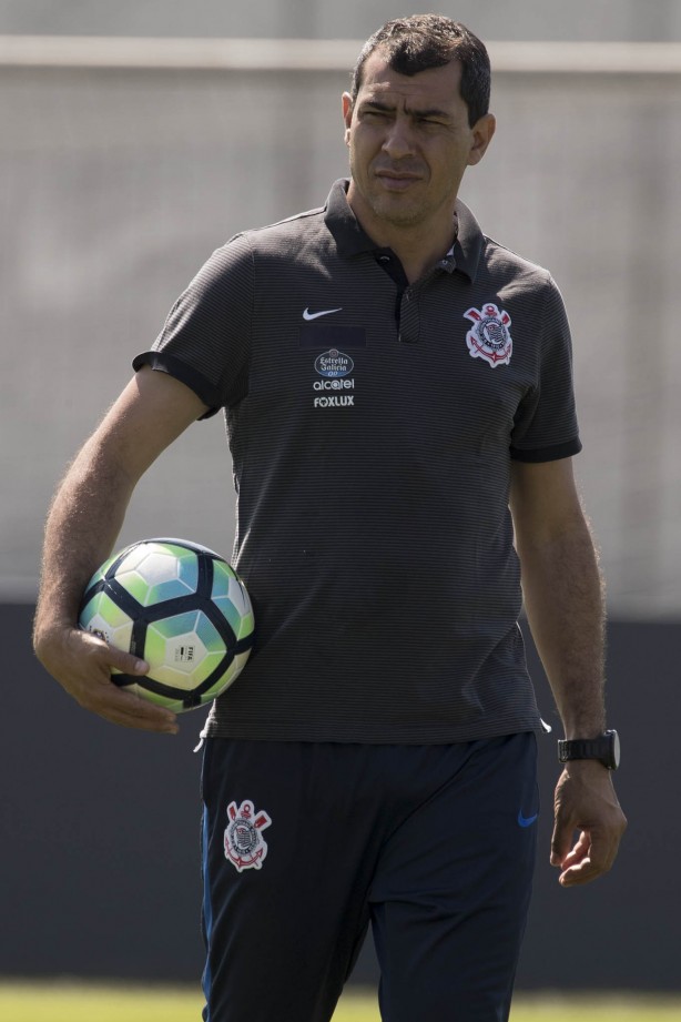 O técnico Fábio Carille esboçou uma equipe titular durante o treino