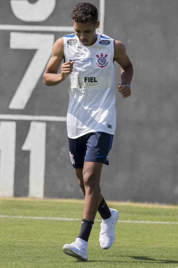 Pedrinho, que se recupera após cirurgia nas amídalas, correu em volta do campo