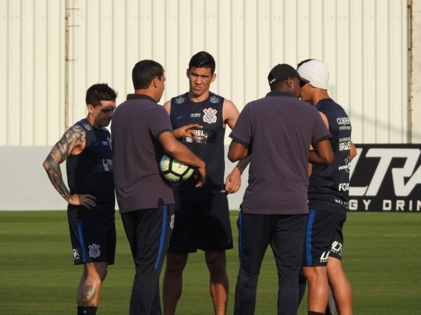 Carille conversando com Fagner, Balbuena, Pablo e Arana