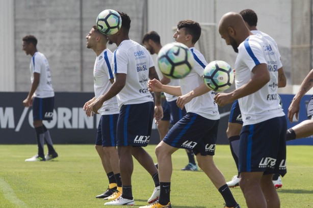 Jogadores reservas e titulares participaram de treino com bola no CT