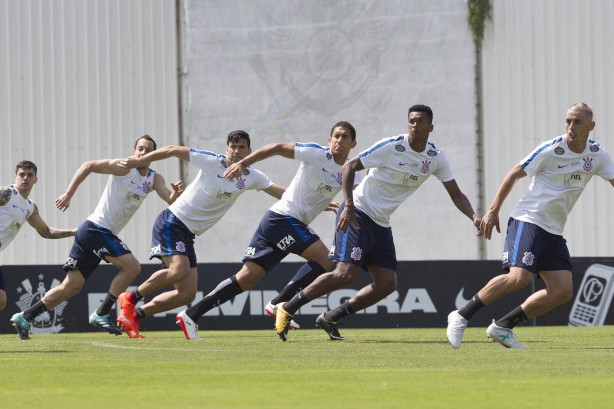 O elenco do Timo realizou treinos com bola parada no CT