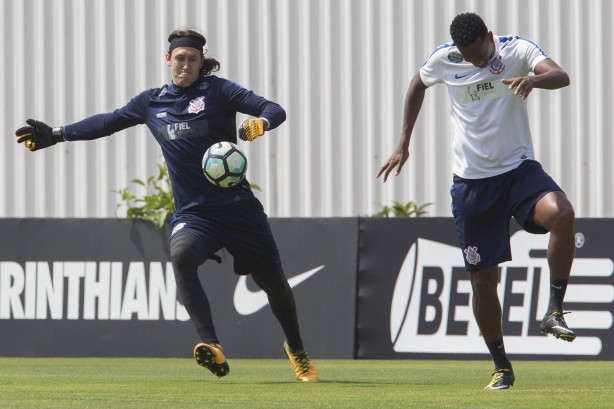 Titular, Cássio esteve em campo durante o trabalho tático