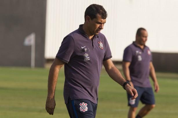 Técnico Fábio Carille comandando as atividades desta segunda-feira de calor