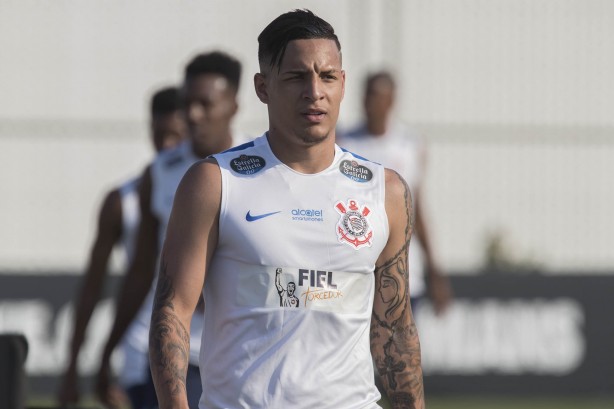 A grande novidade foi o lateral Guilherme Arana, que voltou a treinar com bola após incômodo na coxa direita