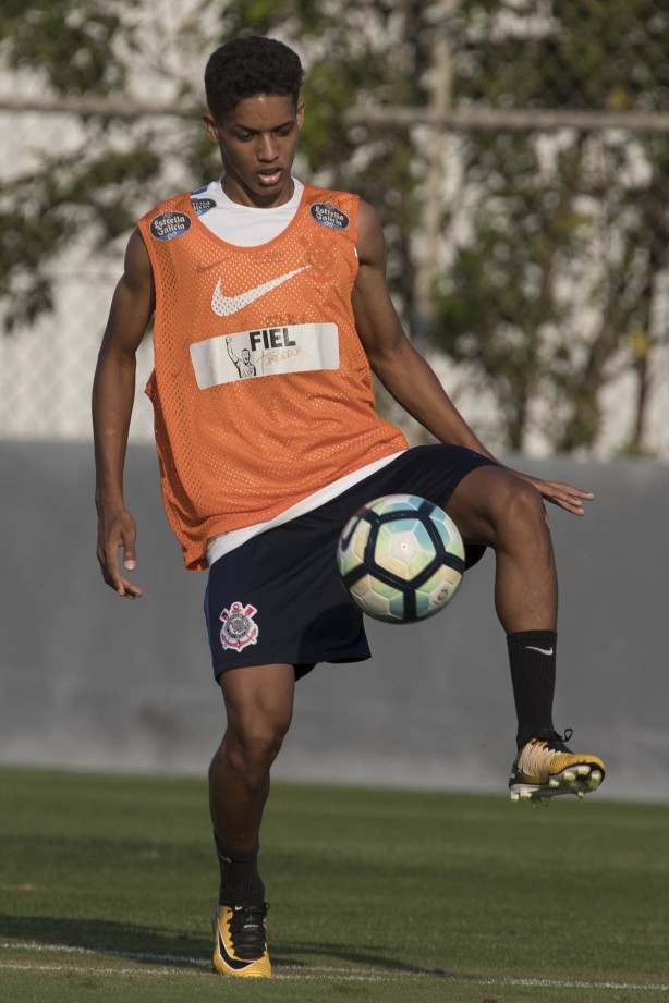 Jogadores reservas participaram de treino com bola no CT