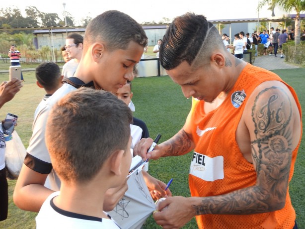 Arana deu autógrafos após treino no CT