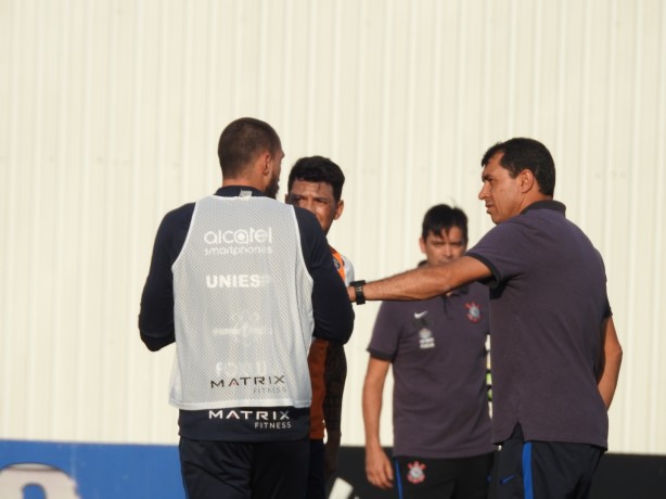 Carille e Giovanni Augusto prestaram auxílio ao goleiro alvinegro
