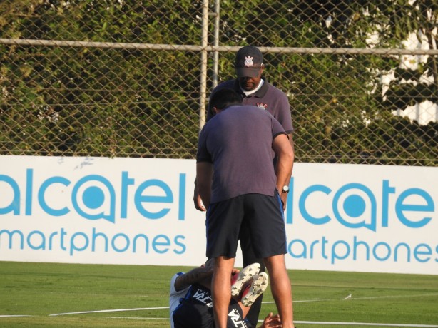 Lucas Minelli, lateral-direito da base, teve de ser atendido