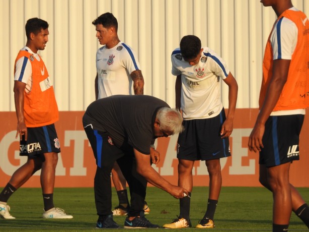 Pedrinho sendo atendido pelo massagista Ceará