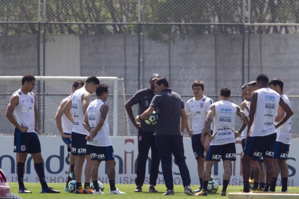 No fim das contas, elenco unido pela vitória neste domingo!