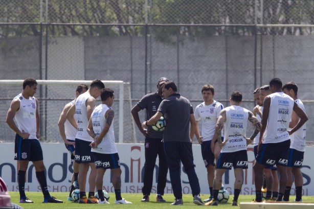 No fim das contas, elenco unido pela vitria neste domingo! 