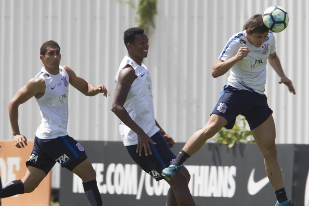 Olha o baixinho Romero fazendo gol de cabeça. Boa, garoto!