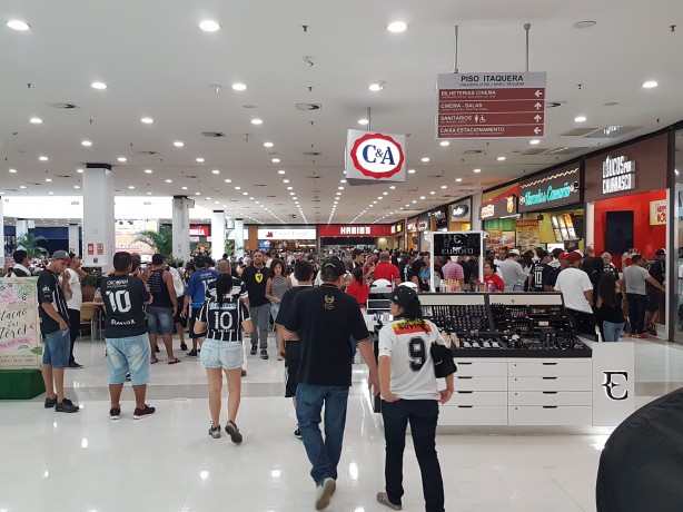 Fiel frequenta passa o tempo no Shopping de Itaquera antes do jogo do Timão