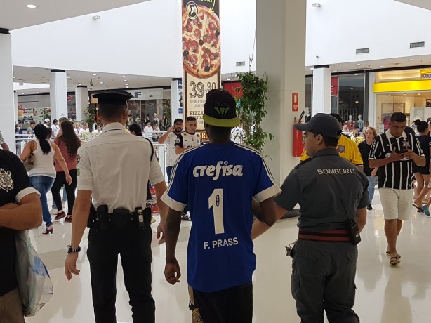 Torcedor palmeirense é guiado por segurança e bombeiro no Shopping