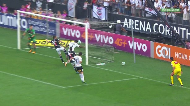 Assistente de arbitragem estava próximo de Jô e nada marcou